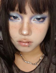 Two Tone Makeup, Unique Face Makeup, Colorful Emo Makeup, Blue Red Makeup, Aquarium Makeup, Makeup Looks Unique, Silly Makeup, Saint Makeup, Artsy Makeup Look