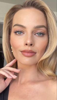 Beachy Wedding Makeup Bridesmaid, Soft Glam Makeup No Eyeliner, Easy Soft Glam Eye Makeup, Natural Makeup No Eyeliner, Classic Bridal Looks, Blonde Green Eyes Makeup, Natural Beachy Makeup, Bronze Bridal Makeup Blue Eyes, Soft Glam Makeup Blonde Blue Eyes