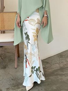 Turtleneck Suit, فستان زهري, Top In Pizzo, Batwing Sleeve Top, Long Vests, Mermaid Skirt, Floral Print Skirt, Print Skirt, Blonde Balayage