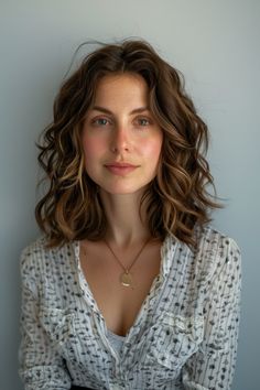 Medium length wavy hairstyles provide versatility and an effortlessly chic appearance. Click for more inspiration. Should Length Wavy Hair, Short Length Wavy Hair, Short Haircuts For Wavy Thick Hair, 2b Shoulder Length Hair, Wavy Shoulder Length Hairstyles, Wavy Hairstyles Medium Length, Natural Wavy Long Bob, Beach Waves For Shoulder Length Hair, Haircuts For Fine Wavy Hair Medium