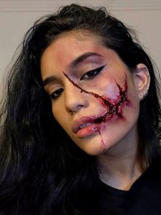 Scary make up blood wound 2024 Beginner Special Fx Makeup, Horror Makeup Halloween, Halloween Sfx Makeup Ideas, Horror Movie Makeup Looks, Realistic Zombie Makeup, Sfx Wounds, Special Fx Makeup Ideas, Sfx Gore Makeup, Horror Makeup Looks