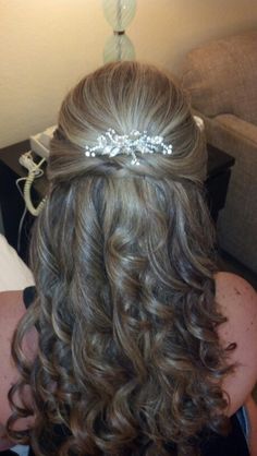 Wedding hairstyle 2000s Wedding Hair, Hair Pinned Back On Both Sides, Marry Costume, Hair Styles Wedding Guest, 2000s Wedding, Dolly Hair, Mother Of The Bride Hair, Quinceanera Hairstyles, Quince Hairstyles