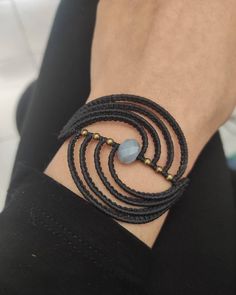 Macrame Ideas Projects, Macrame Wave, Macrame Products, Macrame Accessories, Art Macramé, Macrame Jewellery, Macrame Bracelet Patterns, Wave Bracelet, Macrame Patterns Tutorials