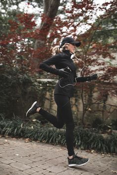 Black Runners Outfit Woman, Black Running Outfit, Cold Workout Outfit, Running Outfit Cold, Lululemon Running Outfit, Cold Weather Running Outfit, Cold Running Outfit, Winter Running Outfit