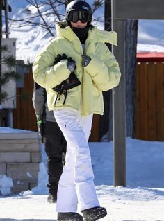 Kendall Jenner Ski Outfit, Kylie Jenner Ski Outfit, Kendall Jenner Snowboarding, Bella Hadid Puffer Jacket, Green Puffer Jacket, Green Puffer