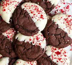 Chocolate Cookie with Andies mint chips dipped in white chocolate with peppermint sprinkles Peppermint Chocolate Cookies, Jul Kaka, Chocolate Peppermint Cookies, Peppermint Chocolate, Christmas Baking Recipes, Cookies And Candy, Peppermint Cookies, Xmas Cookies, Köstliche Desserts