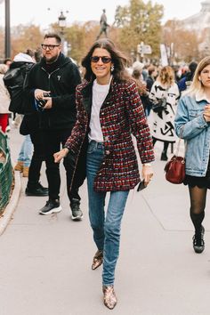 Chaqueta tweed combinación. Leandra Medine Style, Pfw Street Style, Style Anglais, Leandra Medine, Simple Fall Outfits, Daily Fashion Inspiration