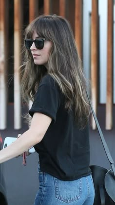 Choppy Hair Curtain Bangs, Dakota Johnson Straight Hair, Long Hairstyles For Women Over 50 Bangs, Dakota Johnson Curtain Bangs, Dakota Johnson Fringe, Dakota Johnson Haircut, Face Framing Fringe Bangs, Dakota Johnson Hair, Elegance Dress