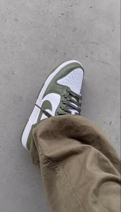 Nike Dunk Low Medium Olive, Photographie Indie, Shoes Outfit Fashion, Nike Shoes Jordans, Cute Nike Shoes, Fresh Shoes