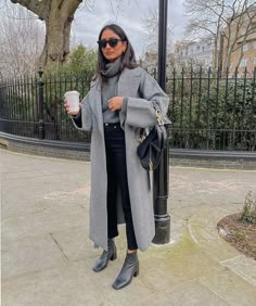 Grey Coat Outfit, Mantel Outfit, Nyc Winter Outfits, 2024 Moodboard, Weekend Mode, Nyc Winter, Winter Ootd, Gray Coat