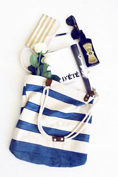 Pinterest: michellek98 ☪ Accessories Flatlay, Bag Photography, Handpainted Bags, Summer Stripes, Beach Accessories, Favorite Holiday, Summer Party, Beach Bag