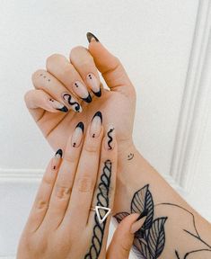 Gothic Style Acrylic Nails, Edgy Minimalist Nails, Ornamental Nail Art, Witchy Nail Art Designs, Goth Oval Nails, Gel Nails Gothic, Nail Art Gothic, Nails Gothic Ideas, Black Nails Moon