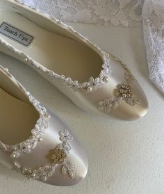 Stunning Style, for those brides whose gown has silver accents Trims: silver embroidered venice lace, pearls, crystals, rhinestones, brooch: crystals flower; Super elegant!! THESE SHOES DESIGNS ARE HAND DYED AND EMBELISHED TO ORDER THEREFORE, SHOES CAN NOT BE RETURNED OR EXCHANGED; PLEASE USE MY FEET LENGHT MEASURING GUIDE IN THE ABOVE PICTURE, TO HELP YOU GET THE PROPER SIZE ON THESE PARTICULAR SHOES; I'LL MAKE ALL THE EFFORTS TO HELP YOU HAVE A PLEASANT SHOPPING EXPERIENCE. I can send your sho Vintage Bridal Shoes Flats, White Flats Aesthetic, Elegant Wedding Shoes With Lace Work, Pearl Flat Shoes, Elegant Embellished Wedding Shoes For Bride, Embellished Lace Wedding Shoes, Lace Ballet Flats Wedding, Bridgerton Shoes, Elegant Embellished Lace Bridal Accessories