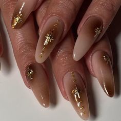 Brown Gel Nails Almond, Brown Nails Ideas Aesthetic, Simple Nail With Gem, Brown Celestial Nails, Unique Nail Designs Fall, Minimalist Nails Almond Fall, Brown Y2k Nails Acrylic, Dark Red Nails With Gold Design, Gold Sticker Nails