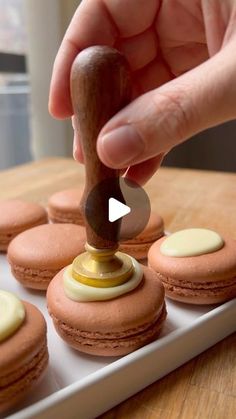 Decorate Macarons Ideas, Macarons On Cake Decoration, How To Decorate Macarons, Macarons Shapes, Macaron Lollipop, Macaroon Flavors, Decorate Macarons, Decorated Macarons