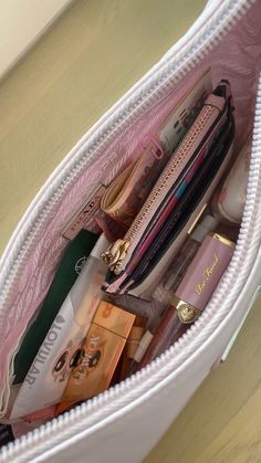 Aesthetic Lady, Work It Girl, Minimal Lifestyle, Everyday Bag Essentials, Bath Aesthetic, Life Pics, Tout Rose, Inside My Bag, Purse Essentials