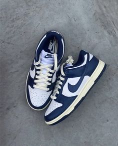 Nike Dunk Low Vintage Navy (W) - FN7197-100Ben je op zoek naar stijlvolle en authentieke sneakers die je streetwear-game naar een hoger niveau tillen? Zoek niet verder! De Nike Dunk Low 'Vintage Navy' (W) is nu beschikbaar bij Kzbkicks en biedt de perfecte combinatie van tijdloze stijl en hoogwaardige kwaliteit. Hier zijn enkele redenen waarom deze sneakers niet mogen ontbreken in jouw collectie:100% Authentiek en GloednieuwBij Kzbkicks hechten we de hoogste waarde aan authenticiteit en kwalitei Nike Dunk Low Vintage Navy, Pretty Sneakers, Preppy Shoes, Pretty Shoes Sneakers, All Nike Shoes, Cute Nike Shoes