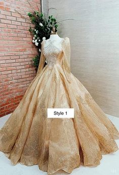 a dress on display in front of a brick wall with the words style 1 below it