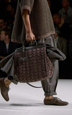 #сумкаплетеная#сумкаизрафии#сумкаd&g#тренды2025 Handmade Leather Tote Bag, Stylish Handbags, Knitwear Fashion, Dolce And Gabbana Man, Knit Fashion, Knitted Bags, Crochet Fashion, Milan Fashion, Colorful Fashion