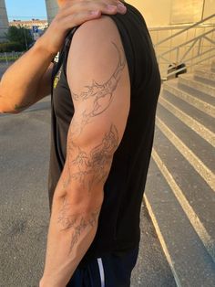 Triceps Tattoo, Neotribal Tattoo, Simple Line Tattoo, Bleach Tattoo, Tricep Tattoos, Hand Tattoo Designs, Tatted Men, P Tattoo, Design Tattoos