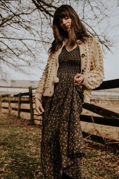 Cottagecore Women Fashion, Cozy Romantic Outfits, Cottagecore Winter Outfits Aesthetic, Winter Cottage Outfit, Christy Dawn Style, Winter Outfits Cottagecore, Farmcore Aesthetic Outfit, Prairie Style Outfits, Cottagecore Jeans Outfit