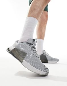 Schuhe, Stiefel & Sneaker von Nike Training Das Training läuft Mit flacher Sohle Schnürverschluss-System für einen sicheren Verschluss Gepolsterte Zunge und Knöchelmanschette Charakteristisches Nike-Logo Mit seitlichen Gummiummantelungen für zusätzliche Stabilität Die HyperLift-Platte im Fersenbereich ist größer und sorgt für mehr Stabilität Die Zwischensohle aus Dual-Density-Schaumstoff bietet reaktionsschnelle Dämpfung für dauerhaften Komfort Robuste Gummisohle Strukturiertes, griffiges Profil Baskets Adidas, Running Trainers, Nike Training, White Trainers, Adidas Gazelle, Mens Trainers, Swimwear Sale, Curves Workout, Hoodies For Sale