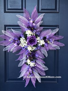 Cross Wreath Diy, Deco Mesh Wreaths Tutorials, Burlap Flower Wreaths, Deco Mesh Wreaths Diy, Purple Easter, Holiday Wreaths Diy, Mesh Wreath Tutorial, Easter Wreath Diy, Easter Spring Wreath