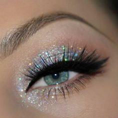 Eye Makeup Glitter, Halloweenský Makeup, Silver Eye Makeup, Make Up Designs, Silver Makeup, Prom Eye Makeup, Quickstep, Glitter Eye Makeup, Smink Inspiration