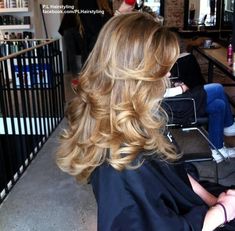 Long Blonde Hair Styles For Prom, Big Bouncy Hair 90s, Victorias Secret Hairstyle, Wavy Hair Blonde Highlights, 90s Inspired Hair, Machiaj Smokey Eyes, Blowout Hair, 90s Hairstyles