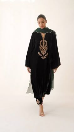 Emerald Green Shirt, Velvet Clothing, Velvet Suit Design, Sania Maskatiya, Painterly Prints, Signature Aesthetic, Velvet Dress Designs, Pakistani Fashion Party Wear, Pakistani Fancy Dresses