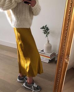 Silk Skirt Midi, A Line Skirt Outfits, Silk Slip Skirt, Autumn Look, Rock Outfit, Slip Skirts, Street Style Trends, Style Looks, Slip Skirt