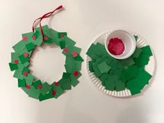 Paper Plate Wreaths For Kids Christmas, Paper Plate Christmas Wreath, Paper Plate Wreath, Classroom Holiday Crafts, Plate Wreath, Christmas Reef, Christmas Art For Kids, Circle Wreath, Christmas Door Decorating Contest