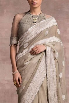 Chiffon Blouses Designs, Simple Saree Designs, Grey Saree, Kaftan Designs, Lehenga Blouse Designs, Sarees Silk, Designer Sarees Collection, Indian Saree Blouses Designs, Saree Blouse Patterns