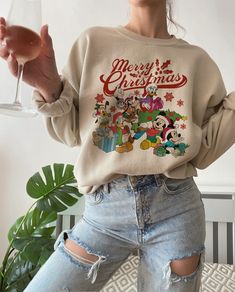 Christmas Disney Outfits, Disneyland Christmas, Houses Christmas, Pastel Sweater, Magic Christmas, Christmas Couple, Sweatshirt Women, Women Christmas, Friend Christmas