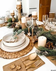 Valorize os detalhes natalinos. Durante a sua festa de Natal, prepare um arranjo especial para sua mesa com flores, luzes, velas e enfeites natalinos. Xmas Table Decorations, Table Setting Decor, Dinner Table Setting, Christmas Lunch, Christmas Themes Decorations