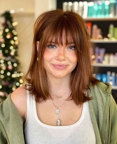 Here's a refreshing look that appears gorgeous and very effortless to style—a shoulder-length cut paired with curtain bangs! Bangs With Medium Hair, Hair Color And Cut, Short Hair With Bangs, Cut My Hair, Hair Inspo Color, Shoulder Length Hair, Medium Length Hair Cuts, Aesthetic Hair