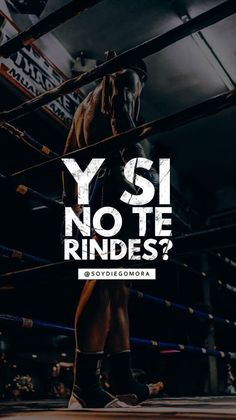 a man standing in the middle of a boxing ring with words that say yes, no te rindes?