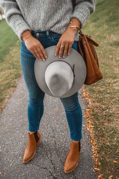 Western Ankle Boots With Dress, Ankle Boot Outfits Fall, Fall Boot Outfits Women, Camel Ankle Boots Outfit, Outfits With Brown Ankle Boots, Fall Boots 2023