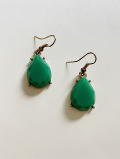 Green Onyx Earrings Bohemian Green Onyx Gold Jewelry, Elegant Green Onyx Earrings For Gift, Green Onyx Gemstone Earrings As Gift, Green Onyx Dangle Earrings Gift, Elegant Green Onyx Dangle Earrings, Green Onyx, Vintage Earrings, Onyx, Color Pop