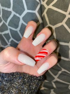 White Nails With Xmas Design, Christmas Nails Acrylic Candy Cane, White Nails With Candy Cane Accent, Simple Christmas Nails Candy Cane, Simple Christmas Nails Red And White, Red And White Candy Cane Nails, Simple Candy Cane Nails, Peppermint Nails Acrylic, Red Striped Nails