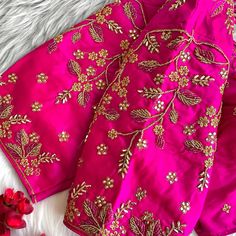 Price__1050 free shipping 

Blouse Design *RAJESHREE*

Blouse has jari ,thread ,ton to ton beads handwork and khatli hand work

Blouse material heavy banarasi silk

Blouse has froent open paterrn

Blouse size making 38

Alterupto *40*

BEAUTIFUL HANDWORK LATKAN