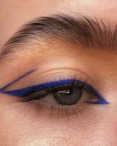 Two Colour Eyeliner, Purple And Blue Eyeliner, Bright Eyeliner Looks, Coloured Eyeliner Looks, Colourful Eyeliner Looks, Pride Makeup Simple, Festival Eyeliner, Eyeliner Azul, Colorful Eyeliner Ideas