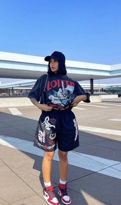 Street Shorts Outfit, Streetwear Outfit Shorts, Urban Summer Outfits Black Women, Streetwear Fashion Women Shorts, Streetwear Shorts Outfit, Female Streetwear Outfits, Urban Street Style Women, Street Style Outfits Casual, Punk Style Outfits