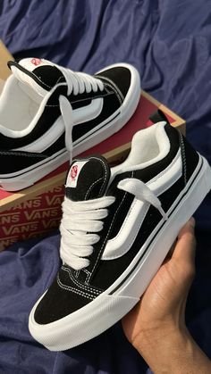 Estilo Vans, Zara Models, Modeling Poses, Pretty Sneakers, Tenis Vans, Trendy Shoes Sneakers, Basket Style, Pretty Shoes Sneakers, Jordan Shoes Retro