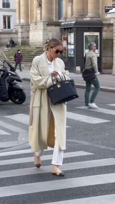 Claire Rose Cliteur, Fashion Writer, Claire Rose, Stylist Fashion, Outfit Inspo Fall, Girly Fashion, Look Chic, Parisian Style, Luxury Outfits