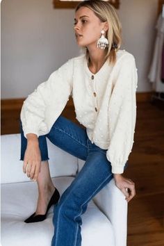 How to Wear Skinny Jeans in 2023 (Without Looking Like a Fashion "DON'T") - Life with Mar Dress Like A Parisian, Parisian Outfits, Parisian Chic Style, Parisian Women, Street Style Parisian, School Looks, Fashion Weeks