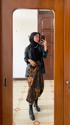 Kebaya Boots, Outfit Rok Batik, Batik Fashion Modern Casual, Batik Fashion Hijab, Berkain Outfit, Batik Fashion Modern, Outfit Kebaya, Japan Summer Outfit