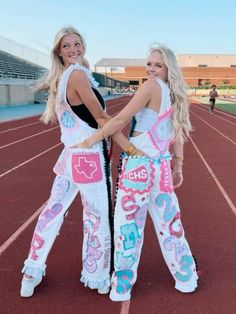 Preppy Senior Overalls, Senior Hoco Overalls, Hoco Overalls Ideas, Overall Homecoming Ideas, Senior Jeans Ideas High Schools, Senior Overalls Ideas, Hoco Overalls, Homecoming Jeans Ideas, Homecoming Overalls