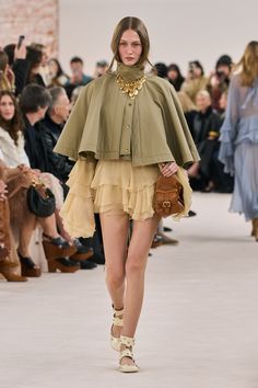 Chloé Fall 2024 Ready-to-Wear https://www.vogue.com/fashion-shows/fall-2024-ready-to-wear/chloe/slideshow/collection#41 Chloe Fall 2024 Ready To Wear, Ready To Wear Fall 2024, Chloe Fashion Show, Fashion Week Fall 2024, Chloe Fashion Show 2024, Chloe Winter 2024, Chloe Fw 2024, Vogue 2024 Trends, Chloe Aw24