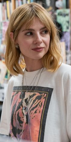 Lucy Boynton's blonde wavy fringed bob in 'Greatest Hits' Wavy Bob With Fringe, Fringed Bob, Blonde Wavy Bob, Bob With Fringe Bangs, Bob With Fringe, Messy Bob, Wavy Bob, Fringe Bangs